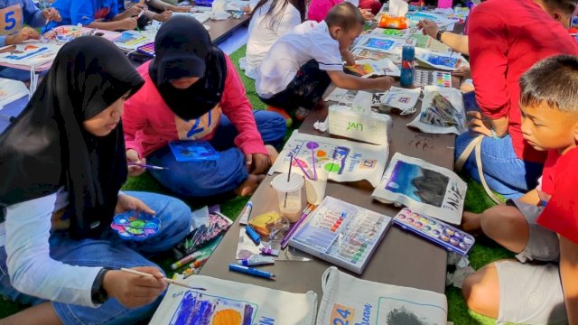 Sejumlah anak-anak saat melukis di atas wadah tas pada kegiatan Lomba Melukis dalam rangka HUT Novotel Makassar Ke-8 Tahun, di Pelataran Novotel Makassar, Jalan Jendral Sudirman, kemarin. (Dok. Novotel Makassar)