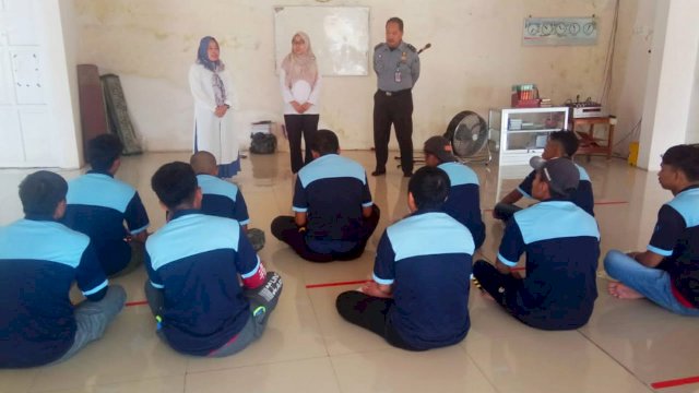 Belasan warga binaan Rutan Kelas IIB Jeneponto saat mengikuti program pendidikan kesetaraan paket C yang dilaksanakan Rutan Jeneponto bekerjasama PKBM Bukit Cemara, di Aula Rutan Jeneponto, kemarin. (Dok. Humas Kanwil Kemenkumham Sulsel)