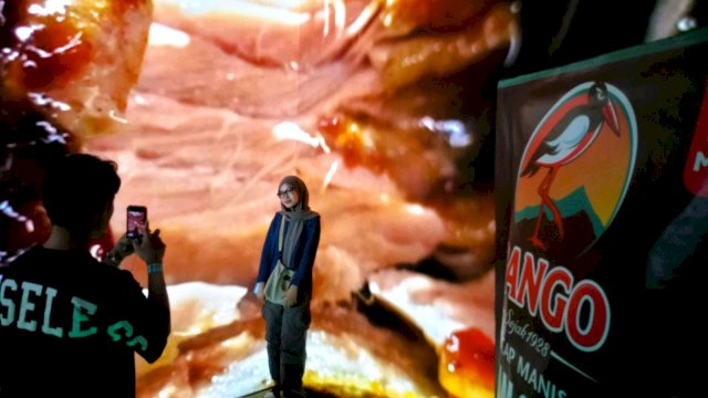 Pengunjung FJB Makassar 2023 saat menikmati teknologi multisensori di Galeri FJB Makassar, Sabtu, (08/10/2023). (Dok. Chaerani/Republiknews.co.id)