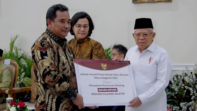 Pj Gubernur Sulsel Bahtiar Baharuddin, saat menerima secara simbolis bantuan keuangan dari Wakil Presiden Ma'ruf Amin. (Istimewa)