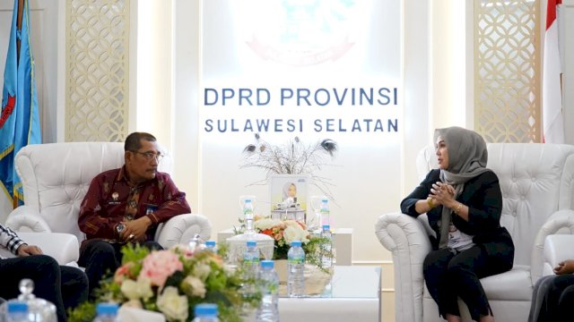 Kakanwil Kemenkumham Sulsel Liberti Sitinjak saat melakukan silatuhrahmi ke Ketua DPRD Sulsel Andi Ina Kartika Sari, di Ruang Kerjanya, di Kantor DPRD Sulsel, kemarin. (Dok. Humas Kanwil Kemenkumham Sulsel)