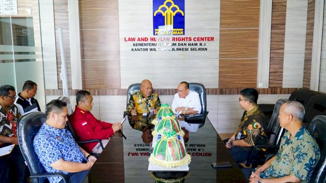 Kepala Divisi Keimigrasian (Kadivim), Kanwil Kemenkumham Sulsel Jaya Saputra saat menerima kunjungan kerja Anggota DPD RI Ajiep Padindang, di Ruang Rapat Law and Human Rights Center, Kanwil Kemenkumham Sulsel, kemarin. (Dok. Humas Kanwil Kemenkumham Sulsel)