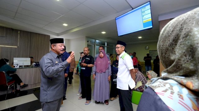 Wakil Bupati Gowa Abd. Rauf Malaganni saat memantau langsung pelayanan pasien di RSUD Syekh Yusuf, Selasa, (07/11/2023). (Dok. Humas Gowa)