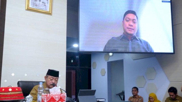 Bupati Gowa Adnan Purichta Ichsan saat memimpin Coffee Morning Lingkup Pemerintah Kabupaten Gowa dalam rangka persiapan HJG Ke-703 secara virtual dari Singapura, kemarin. (Dok. Humas Gowa)