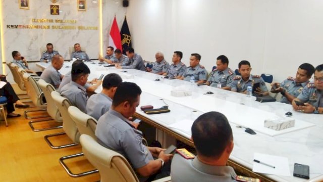 Kanwil Kemenkumham Sulsel bersama BSK Hukum dan Hak Asasi Manusia saat melakukan pengumpulan data dalam rangka Analisis Strategis Kebijakan untuk Penyusunan Instrumen Pengukuran Indeks Kualitas Layanan Kesekretariatan, di Aula Kanwil Kemenkumham Sulsel, kemarin. (Dok. Humas Kanwil Kemenkumham Sulsel) 