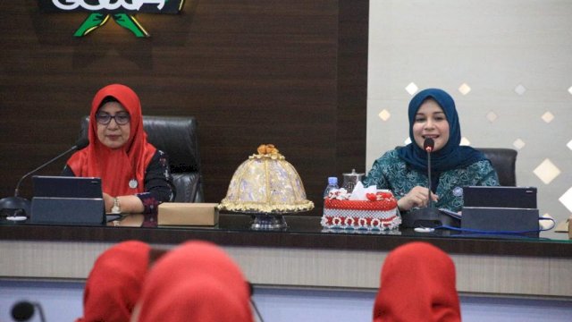  Ketua Tim Penggerak PKK Kabupaten Gowa Priska Paramita Adnan saat menerima langsung kunjungan kerja Ketua TP PKK Kota Tidore Kepulauan Safia Ali Ibrahim beserta jajaran, di Baruga Karaeng Pattingalloang, Kantor Bupati Gowa, kemarin. (Dok. Humas Gowa)
