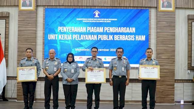 17 satuan kerja lingkup Kanwil Kemenkumham Sulsel berhasil menerima penghargaan P2HAM dari Menkumham RI Yasonna H laoly yang diserahkan simbolis oleh Kakanwil Kemenkumham Sulsel Liberti Sitinjak, di Aula Kanwil Kemenkumham Sulsel, Senin, (06/11/2023). (Dok. Humas Kanwil Kemenkumham Sulsel)