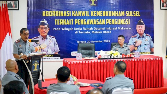 Kakanwil Kemenkumham Sulsel Liberti Sitinjak saat memberikan arahan dalam kunjungan kerjanya yang berlangsung, di Aula Gamalama Kanwil Kemenkumham Maluku Utara, kemarin. (Dok. Humas Kanwil Kemenkumham Sulsel)
