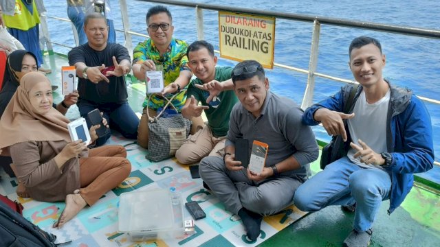 BI Sulsel saat melakukan sosialisasi penggunaan QRIS dan Aku Bangga Dengan Rupiah di sela-sela pelaksanaan Festival Takabonerate Dive Camp 2023, di Kepulauan Takabonerate, Selayar, kemarin. (Dok. Humas BI Sulsel)