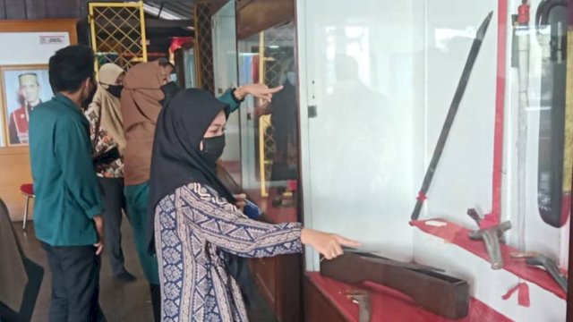 Sejumlah wisatawan Musuem Balla Lompoa yang berlokasi di Jalan K. H. Wahid Hasyim No.39, Kelurahan Sungguminasa, Kecamatan Somba Opu saat melihat salah satu koleksi di sela-sela berkunjung, kemarin. (Dok. Chaerani/Republiknews.co.id) 
