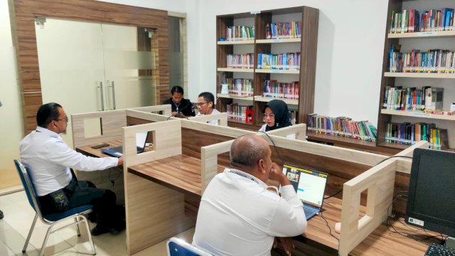 Lima pejabat Kanwil Kemenkumham Sulsel saat mengikuti Penilaian Kompetensi Kenaikan Jenjang bagi Jabatan Fungsional Pembimbing Kemasyarakatan dan Asisten Pembimbing Kemasyarakatan Gelombang III, dan Perpindahan Jabatan di Lingkungan Kemenkumham Tahun 2023 yang berlangsung secara daring, di Ruang Perpustakaan Kanwil Kemenkumham Sulsel, Rabu, (01/11/2023). (Dok. Humas Kanwil Kemenkumham Sulsel)