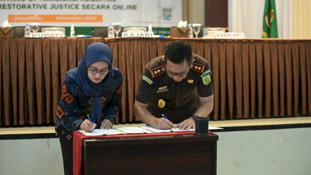 Bupati Luwu Utara Indah Putri Indriani dan Kajari Luwu Utara Rudhy Parhusip menandatangani MOU usai melaunching merilis website Rumah Restorative Justice.