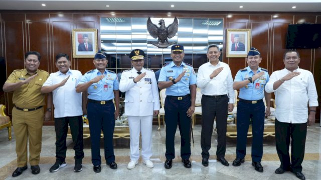 Pj Gubernur Sulsel Bahtiar Baharuddin, saat menerima audiensi Pangkoopsud II Marsda TNI Budhi Achmadi, Selasa (31/10/2023). (Istimewa)