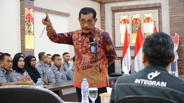 Kakanwil Kemenkumham Sulsel Liberti Sitinjak saat memberikan arahan di sela-sela Penguatan SDP Fitur Integrasi Remisi Online, di Ruang Aula Bhinneka Tunggal Ika Kanwil Kemenkumham Sulsel, Kamis, (02/11/2023). (Dok. Humas Kanwil Kemenkumham Sulsel)
