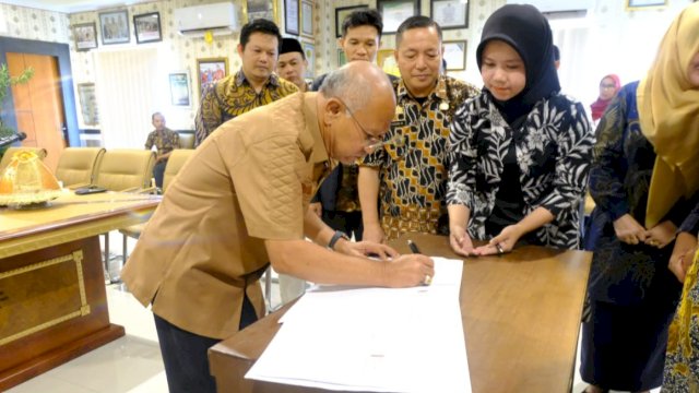 Bupati Jeneponto Iksan Iskandar, saat melakukan penandatanganan NPHD, Kamis (02/11/2023). (Istimewa)