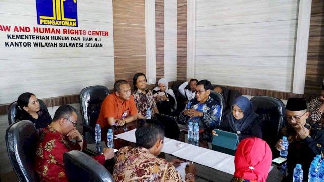 Kadivpas Kanwil Kemenkumham Sulsel Liberti Sitinjak saat menerima kunjungan Komnas HAM, di Ruang Kanwil Kemenkumham Sulsel, Jumat, (03/11/2023). (Dok. Humas Kanwil Kemenkumham Sulsel)