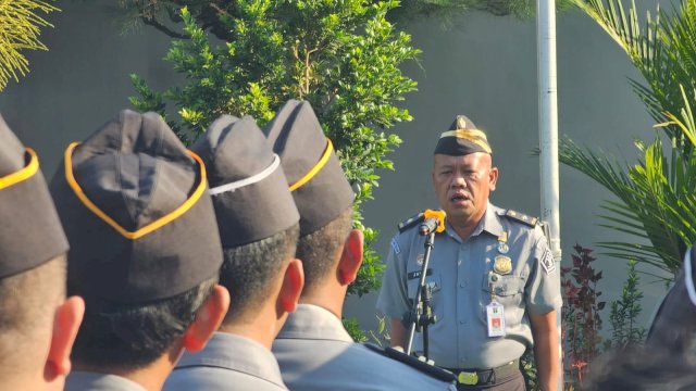 Kepala Divisi Keimigrasian Kantor Wilayah Kementerian Kanwil Kemenkumham Sulsel Jaya Saputra saat memberikan arahan di sela-sela pelaksanaan Apel Pagi, di Pelataran Kantor Kanwil Kemenkumham Sulsel, Senin, (06/10/2023). (Dok. Humas Kanwil Kemenkumham Sulsel)
