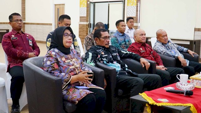 Kakanwil Kemenkumham Sulsel Liberti Sitinjak dan dua pimpinan tinggi Kanwil Kemenkumham Sulsel yakni Kadiv Administrasi Indah Rahayuningsih, dan Kadiv Keimigrasian Jaya Saputra dikukuhkan menjadi Duta Integritas Kemenkumham. (Dok. Humas Kanwil Kemenkumham Sulsel) 