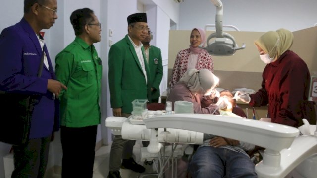 Unilever Indonesia melalui brand Pepsodent merayakan BKGN 2023 bertajuk "Senyum Indonesia, Gigi Kuat Mulut Sehat" di Kota Makassar dengan menggelar perawatan kesehatan gigi gratis bagi masyarakat di RSIGMP UMI Makassar. (Dok. Unilever Indonesia)