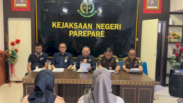 PPNS Kanwil DJP Sulselbartra bersama Korwas Polda Sulsel menyerahkan tanggung jawab tersangka pelaku dan barang bukti tindak pidana di bidang perpajakan kepada Kejati Sulsel, di Kejari Parepare, Kota Parepare. (Dok. Humas Kanwil DJP Sulselbartra)