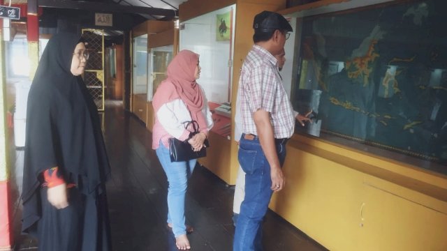 Rombongan anggota Ombudsman Republik Indonesia (RI) saat melihat salah satu koleksi di Musuem Balla Lompoa, Jalan KH. Wahid Hasyim, Kota Sungguminasa, kemarin. (Dok. Disparbud Gowa)