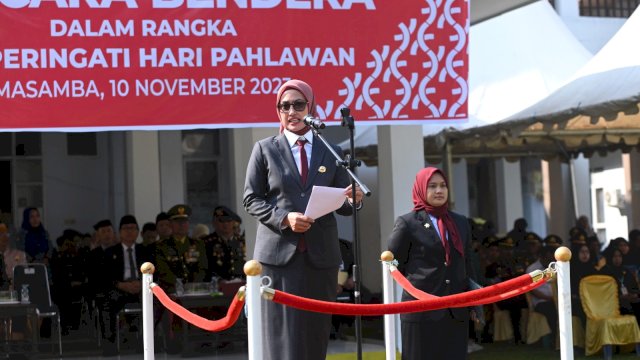 Bupati Luwu Utara Indah Putri Indriani memimpin upacara peringatan Hari Pahlawan 2023.