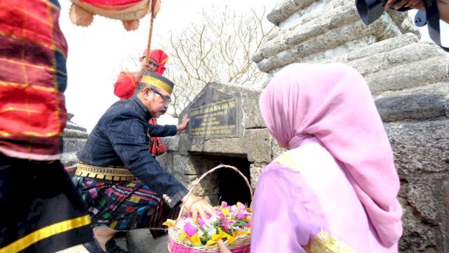 Wakil Bupati Gowa, Abdul Rauf Malaganni saat melakukan ziarah makam pahlawan nasional Sultan Hasanuddin, Sabtu, (11/11/2023). Ziarah makam ini adalah rangkaian peringatan HJG Ke-703. (Dok. Humas Gowa)