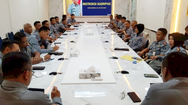 Kepala Divisi Pemasyarakatan, Kanwil Kemenkumham Sulsel Yudi Suseno saat memberikan arahan terkait implementasi Undang-undang Nomor 22 Tahun 2022 tentang Pemasyarakatan, di sela-sela pertemuan bersama Kepala Unit Pelaksana Teknis (UPT) lingkup Kanwil Kemenkumham Sulsel, di Ruang Rapat Kanwil Kemenkumham Sulsel, kemarin. (Dok. Humas Kanwil Kemenkumham Sulsel)