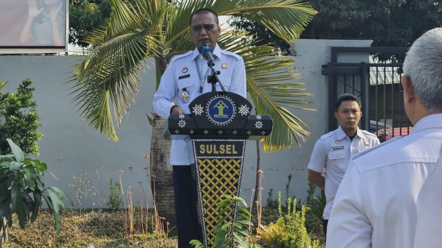 Kepala Divisi Pemasyarakatan Yudi Suseno saat menjadi Inspektur Upacara Peringatan Hari Pahlawan Nasional, di Pelataran Kanwil Kemenkumham Sulsel, kemarin. (Dok. Humas Kanwil Kemenkumham Sulsel)