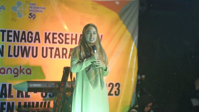 Bupati Luwu Utara Indah Putri Indriani saat menghadiri peringatan HKN 2023 tingkat kabupaten Luwu Utara di kawasan wisata permandian air panas pincara. 