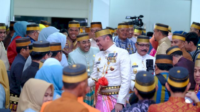 Bupati Gowa Adnan Purichta Ichsan didampingi Wakilnya Abd Rauf Malaganni saat menghadiri Orasi Bupati Gowa dalam rangka memperingati Hari Jadi Gowa (HJG) Ke-703 melalui Rapat Istimewa, di Ruang Rapat DPRD Kabupaten Gowa, Sabtu, (11/11/2023) malam kemarin. (Dok. Humas Gowa)