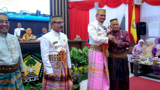 Bupati Gowa Adnan Purichta Ichsan didampingi Wakilnya Abd Rauf Malaganni, dan Ketua DPRD Kabupaten Gowa, Rafiuddin saat memberikan penghargaan kepada Kadis Kominfo-SP Kabupaten Gowa Arifuddin Saeni, di sela-sela Orasi Bupati Gowa HJG Ke-703 pada Rapat Paripurna Istimewa DPRD Kabupaten Gowa, di Ruang Rapat Paripurna DPRD Kabupaten Gowa, kemarin. (Dok. Humas Gowa)