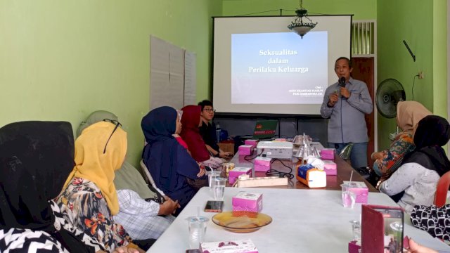 Puluhan orangtua dan pendamping dari perwakilan Komite SLB di Kota Makassar saat mengikuti Diskusi Bersama Orangtua/Pendamping Anak dan Remaja Dengan Disabilitas dan Kusta Terkait HKSR, di Kantor Sekretariat HWDI Sulsel, Jalan Pengayoman, Minggu, (12/11/2023). (Dok. Chaerani/Republiknews.co.id)