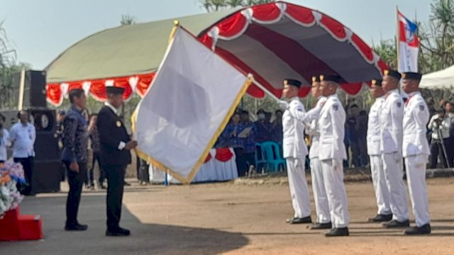 Penyerahan Petaka Panji Papua Selatan oleh Pj. Gubernur Papua Selatan. (Foto: Hendrik Resi / Republiknews.co.id)