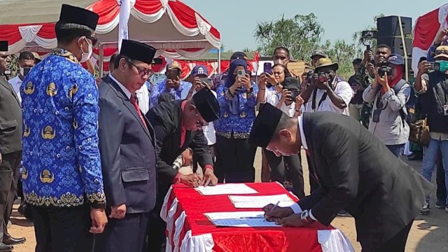 Penandatangan Berita Acara Pelantikan Pejabat Tinggi Pratama oleh Pj. Gubernur Papua Selatan Apolo Safanpo, Senin (13/10/2023). (Foto: Hendrik Resi / Republiknews.co.id)