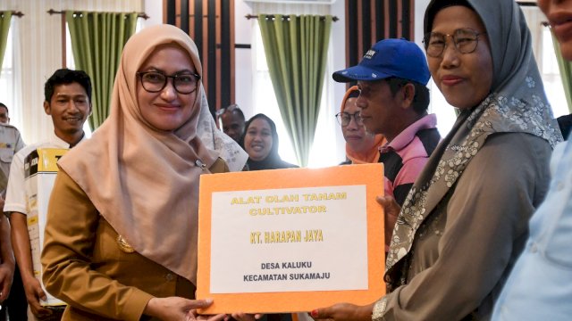 Bupati Luwu Utara Indah Putri Indriani menyerahkan secara simbolis Alsintan ke salah satu kelompok tani di Luwu Utara. Senin (13/11/2023)