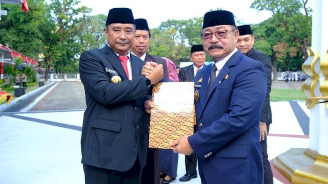 Wakil Bupati Gowa Abd Rauf Malaganni saat menerima penghargaan di sela-sela pelaksanaan HKN 2023 Tingkat Provinsi Sulawesi Selatan, kemarin. (Dok. Humas Gowa)