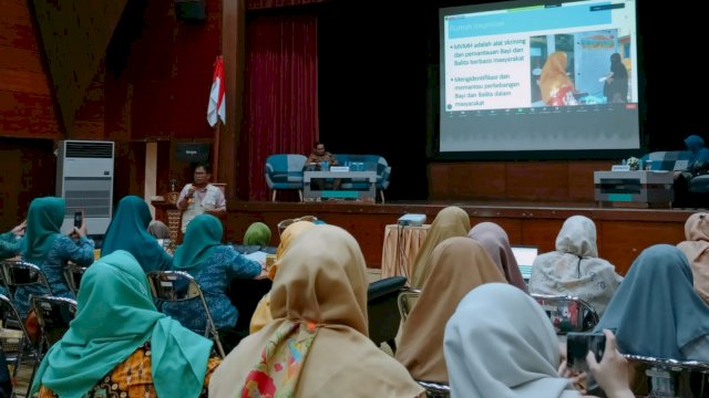 Health Spesialis UNICEF Sulsel Baudi M Amin saat memaparkan gambaran Rumah Imunisasi dalam Workshop Imunisasi dalam Pencegah PD3I bertajuk "Ayo Imunisasi Untuk Masa Depan Generasi yang Lebih Sehat", di Auditorium Balai Besar Pelatihan Kesehatan (BBPK) Makassar, Selasa (14/11/2023). (Dok. Chaerani/Republiknews.co.id)