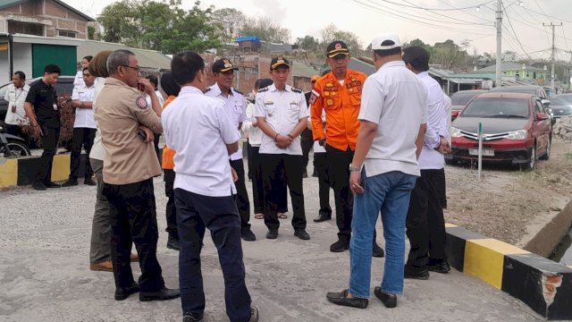 Ket : Pj Wali Kota Parepare, Akbar Ali saat memantau lokasi rawan banjir (istimewa)