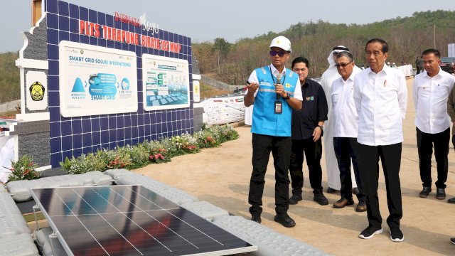 Presiden RI Joko Widodo saat meresmikan PLTS Terapung Cirata, di Purwakarta, Jawa Barat, kemarin. (Dok. Humas PLN UIP Sulawesi)