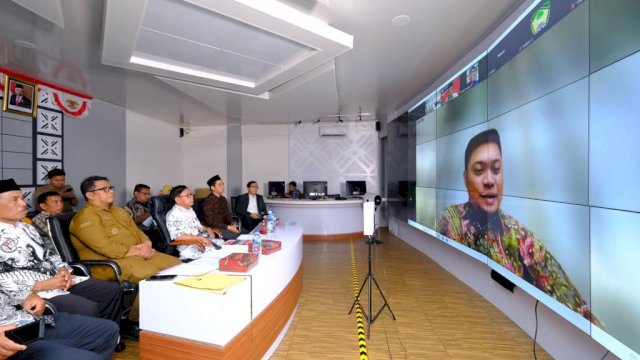 Bupati Gowa Adnan Purichta Ichsan saat melakukan pemapaparan program pendidikan di sela-sela menjalani verifikasi lapangan penilaian Penghargaan Anugerah Dwija Praja Nugraha secara virtual, kemarin. (Dok. Humas Gowa)