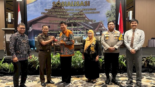 OJK menggelar Sosialisasi tentang Tindak Pidana Sektor Jasa Keuangan kepada Jajaran Kepolisian dan Kejaksaan di Wilayah Hukum Sulawesi Selatan, Rabu, (15/11/2023). (Dok. OJK Sulampua)