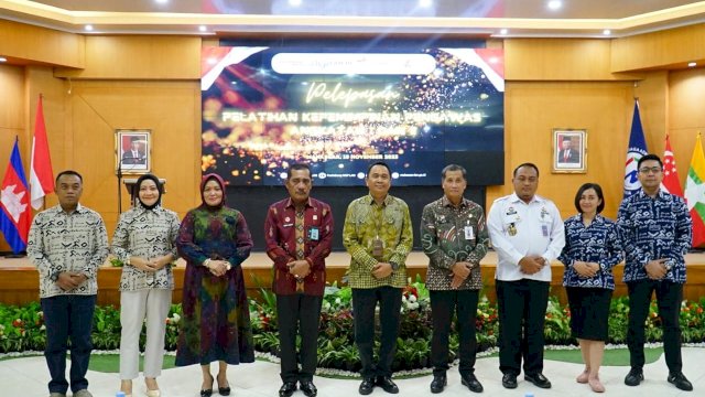 Kakanwil Kemenkumham Sulsel Liberti Sitinjak saat menghadiri Pelepasan Peserta PKP Angkatan I dan II Tahun 2023, di Auditorium Hasanuddin LAN RI Makassar, di Auditorium Hasanuddin LAN RI Makassar, Rabu, (15/11/2023). (Dok. Humas Kanwil Kemenkumham Sulsel)