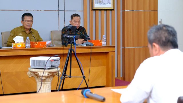 Pj Sekretaris Daerah Kabupaten Gowa Abdul Karim Dania saat membuka proses Uji Kelayakan dan Kepatutan untuk jabatan Direktur PDAM Tirta Jeneberang, di Ruang Rapat Wabup Gowa, Kantor Bupati Gowa, kemarin. (Dok. Humas Gowa)