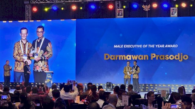 PLN berhasil menerima sejumlah penghargaan skala internasional dalam ajang Power & Energy Awards 2023 yang digelar Enlit Asia. Salah satunya berhasil diraihDirektur Utama PLN Darmawan Prasodjo dengan kategori "Male Executive of the Year", kemarin. (Dok. Humas PLN UIP Sulawesi)
