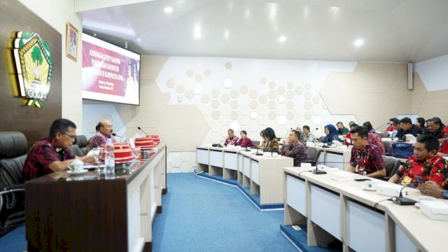 Pj Sekretaris Daerah Kabupaten Gowa Abd. Karim Dania saat menerima kunjungan studi tiru jajaran Pemkab Karangasem, Bali, di Baruga Karaeng Pattingalloang, Kantor Bupati Gowa, kemarin. (Dok. Humas Gowa)