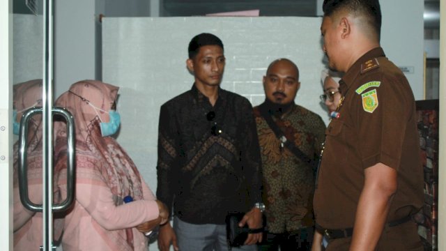 Tersangka S (jilbab pink.red) (58) PPK Dinas PUTR Sulsel pada Pembangunan Jembatan Mangkrak ditahan Kejaksaan Negeri Sinjai.