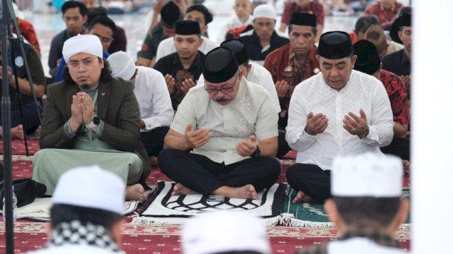 Wabup Gowa Abd Rauf Malaganni saat menghadiri Doa dan Dzikir Bersama masyarakat dan jajaran Pemkab Gowa, di Masjid Agung Syekh Yusuf, kemarin. (Dok. Humas Gowa)