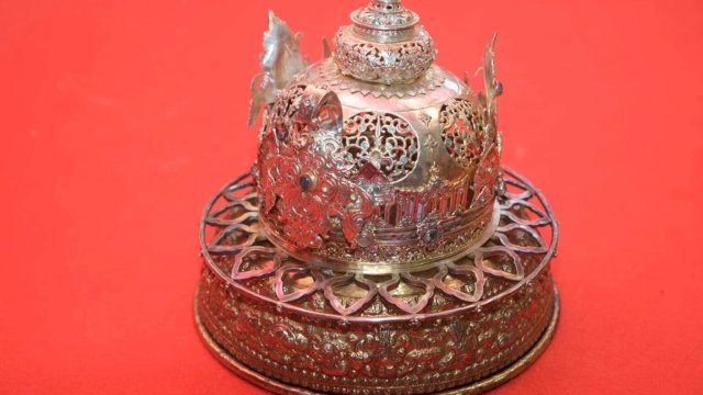 Salokoa atau Mahkota Kerajaan merupakan peninggalan Karaeng Tumanurung Baineya sebagai Raja Gowa I pada awal abad 14. Salokoa yang telah mengantongi WBTB Kemendikbud ini dapat dilihat di Museum Balla Lompoa. (Dok Disparbud Gowa)