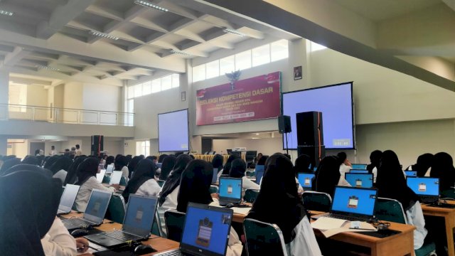 Salah satu peserta pada pelaksanaan SKD CPNS Kanwil Kemenkumham hari kedelapan berhasil mendapatkan nilai tertinggi yakni 440 atas nama Khairani. (Dok. Humas Kanwil Kemenkumham Sulsel)